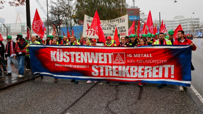 Mitarbeiter und Mitarbeiterinnen der Metall- und Elektroindustrie demonstrieren vor dem Betriebsgelände der Thyssenkrupp Marine Systems.