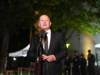 «Wir sind immer noch erschüttert», betont Bundeskanzler Olaf Scholz am Rande einer Gedenkzeremonie für die Opfer des Überfalls der Hamas auf Israel vor genau einem Jahr.