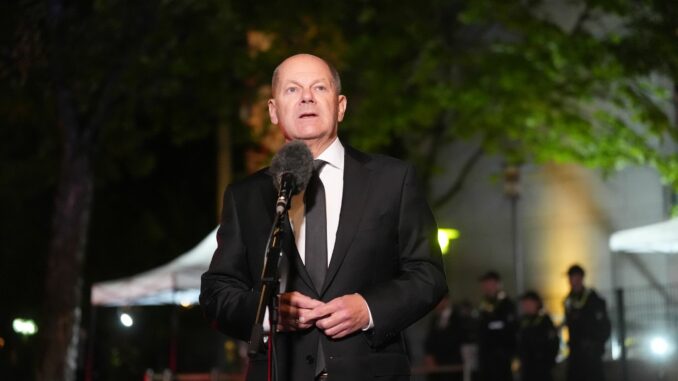 «Wir sind immer noch erschüttert», betont Bundeskanzler Olaf Scholz am Rande einer Gedenkzeremonie für die Opfer des Überfalls der Hamas auf Israel vor genau einem Jahr.