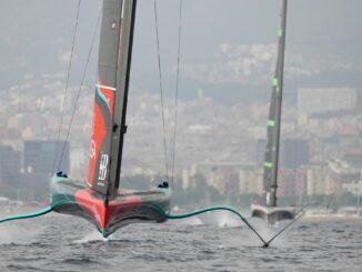 Neuseelands Team (l) steht dicht vor der erfolgreichen Verteidigung des America's Cup.