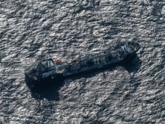 Das in Brand geratene Tankschiff «Annika» wurde für weitere Löschmaßnahmen in den Rostocker Hafen geschleppt.