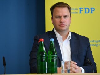 FDP-Fraktionsvorsitzende Christopher Vogt kritisiert die Kürzungen im Bildungsbereich. (Archivbild)