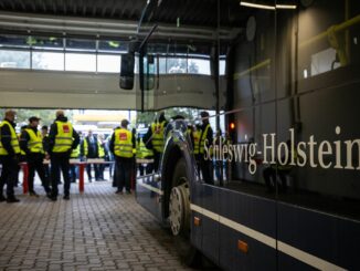 Im Schleswig-Holstein fahren heute und morgen wegen eines Warnstreiks weniger Busse.