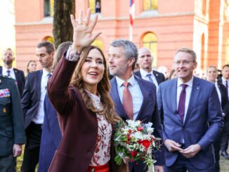 Freundliche Begrüßung für Königin Mary und König Frederik X. in Kiel.