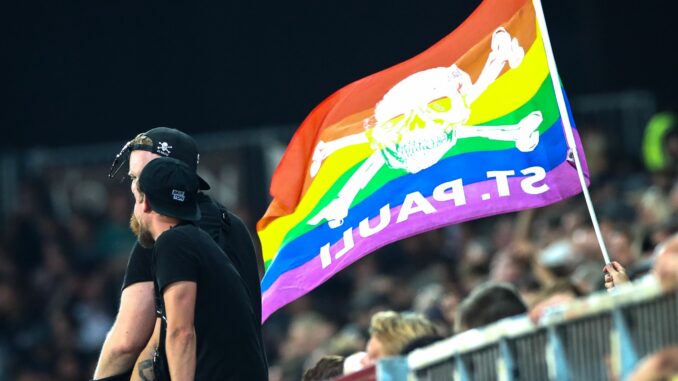 Ein Fan-Netzwerk des FC St. Pauli ruft dazu auf, beim Heimspiel gegen Wolfsburg Regenbogenfarben zu tragen.