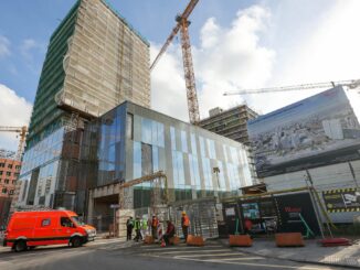 Gut ein Jahr nach dem Einsturz eines Gerüstes auf einer Großbaustelle in der Hamburger Hafencity steht ein wichtiges Gutachten noch aus. (Archivbild)