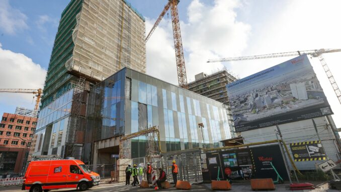 Gut ein Jahr nach dem Einsturz eines Gerüstes auf einer Großbaustelle in der Hamburger Hafencity steht ein wichtiges Gutachten noch aus. (Archivbild)