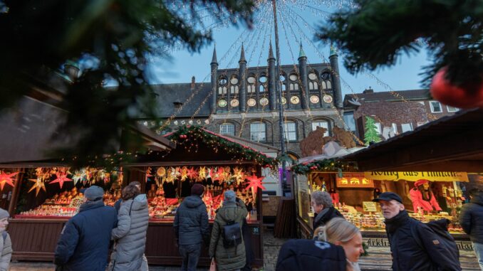 In etwas mehr als einem Monat öffnen die Lübecker Weihnachtsmärkte ihre bunten Verkaufsbuden. (Archivbild)