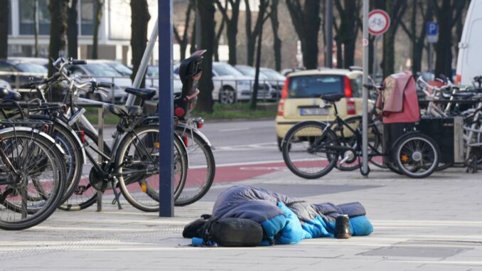 Zwölf Menschen sind nach Angaben des Senats seit Anfang März auf den Hamburger Straßen gestorben.