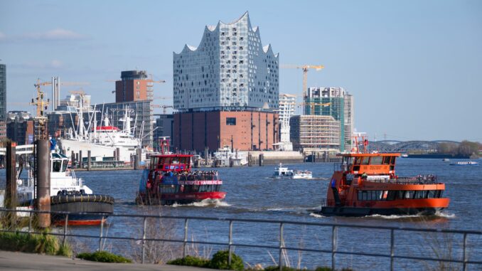 Die Hadag bietet künftig auf der Elbe eine Non-Stop-Verbindung zwischen den Landungsbrücken und Hamburg-Finkenwerder an.