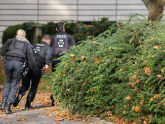 Polizisten bei einer Übung: Die Umstände des Todes eines jungen Polizeibeamten bei einem Lehrgang in Mecklenburg-Vorpommern sind auch drei Jahre nach dem Vorfall noch nicht aufgeklärt. (Symbolbild)