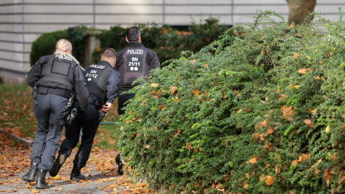 Polizisten bei einer Übung: Die Umstände des Todes eines jungen Polizeibeamten bei einem Lehrgang in Mecklenburg-Vorpommern sind auch drei Jahre nach dem Vorfall noch nicht aufgeklärt. (Symbolbild)