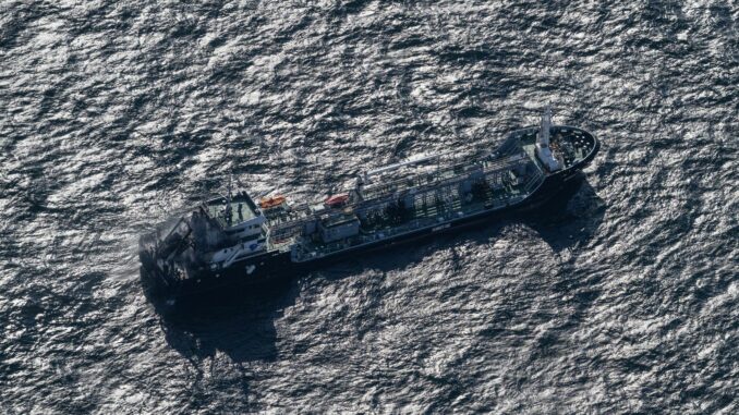 Der in der Ostsee in Brand geratene Öltanker «Annika» ist in der Nacht in den Überseehafen Rostock geschleppt worden, wo er um 1.00 Uhr festmachte. 