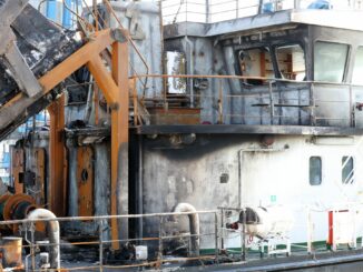 Das Feuer am Heck des Tankschiffes «Annika» hat auch Teile des Schiffsaufbaus zerstört.