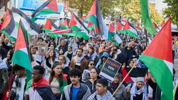 Zwei Tage vor dem Jahrestag des Überfalls der Hamas auf Israel mit mehr als 1.200 Toten demonstrieren in Hamburg knapp 1000 Menschen gegen den danach folgenden Gaza-Krieg.