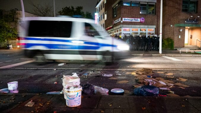 Nach Krawallen im Vorjahr: Polizei spricht zunächst von ruhigerem Halloween-Verlauf.