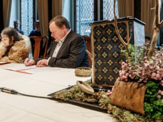 Die Angehörigen der indigenen Gemeinschaft der Selk'nam nehmen im Lübecker Rathaus die Urne mit dem Schädel eines ihrer Vorfahren in Empfang.