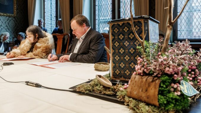 Die Angehörigen der indigenen Gemeinschaft der Selk'nam nehmen im Lübecker Rathaus die Urne mit dem Schädel eines ihrer Vorfahren in Empfang.