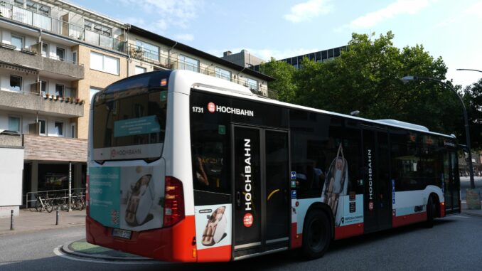 Eine neue Expressbuslinie soll ab Dezember die östlichen Stadtteile Hamburgs miteinander verbinden. (Archivbild)