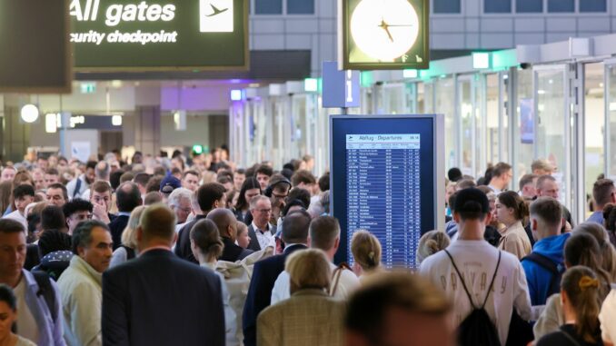 In den Herbstferien im Norden erwartet der Hamburger Flughafen besonders viel Betrieb. (Archivbild)