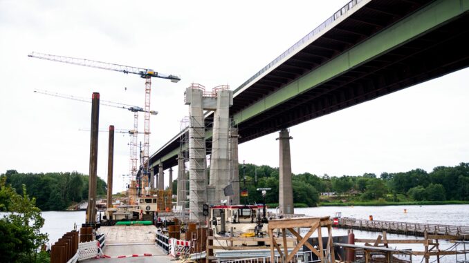 Der Neubau der Rader Hochbrücke macht Fortschritte (Archivbild).