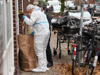 Ein Mann ist in Hamburg durch eine Schussverletzung tödlich verletzt worden. Anwohnerinnen und Anwohner hatten noch versucht, den Mann wiederzubeleben.