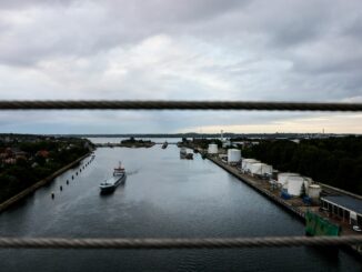 Ein Frachter ist im Nord-Ostsee-Kanal gegen eine Böschung gefahren. (Symbolbild)