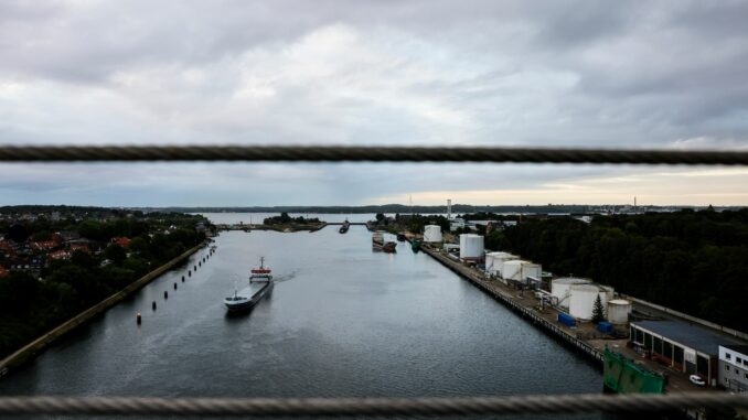 Ein Frachter ist im Nord-Ostsee-Kanal gegen eine Böschung gefahren. (Symbolbild)