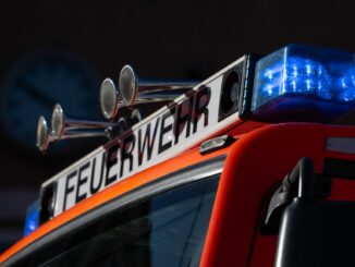 Rund 135 Feuerwehrleute mit zehn Löschfahrzeugen waren laut dem Feuerwehrsprecher im Einsatz. (Symbolbild)