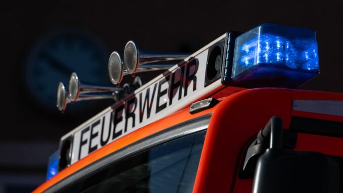 Rund 135 Feuerwehrleute mit zehn Löschfahrzeugen waren laut dem Feuerwehrsprecher im Einsatz. (Symbolbild)