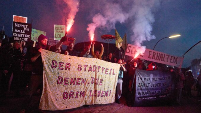 Demonstranten fordern den Erhalt einer einsturzgefährdeten Industriehalle, die einst als Kulisse für den Film «Soul Kitchen» von Fatih Akin dienste.