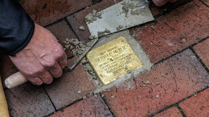 Ein Stolperstein zum Andenken an Gertrud Meyer wurde vor dem Elternhaus der Widerstandskämpferin in Lübeck verlegt.