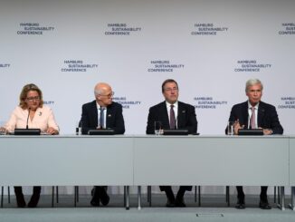 Unternehmer Michael Otto (rechts) spricht auf der Hamburger Nachhaltigkeitskonferenz.