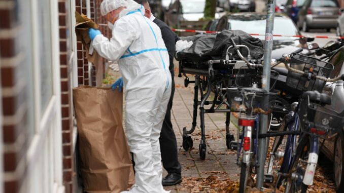  Ein Mann ist in Hamburg durch eine Schussverletzung tödlich verletzt worden. Anwohnerinnen und Anwohner hatten noch versucht, den Mann wiederzubeleben.