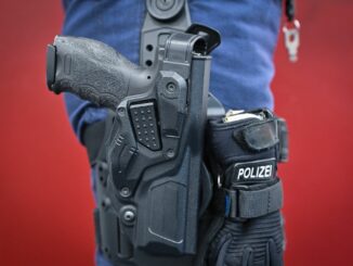 Zwei Polizisten schießen einen Mann gezielt in die Beine, der mit zwei Messern auf sie losgegangen war. (Symbolbild)