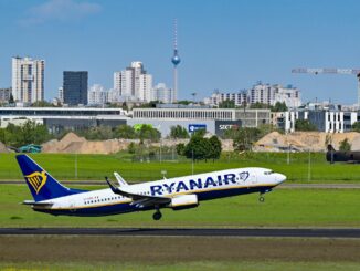 Ein Flugzeug der Fluggesellschaft Ryanair startet vom Hauptstadtflughafen Berlin Brandenburg BER.