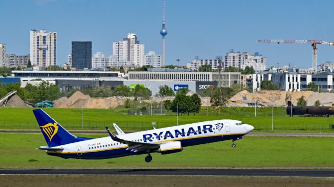 Ein Flugzeug der Fluggesellschaft Ryanair startet vom Hauptstadtflughafen Berlin Brandenburg BER.