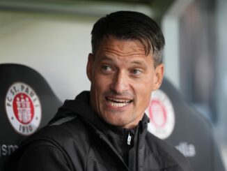 Alexander Blessin und der FC St. Pauli spielen am Freitag in Dortmund.