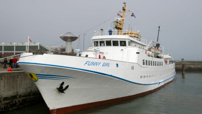 Nach einer knappen Woche Pause soll die Fähre «Funny Girl» am Samstag wieder die Fahrt zwischen Büsum und Helgoland aufnehmen. (Archivbild)