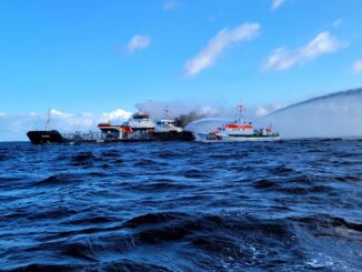 Kampf gegen die Flammen: Seenotretter gehen gegen den Brand auf dem Küstentankschiff «Annika» vor.