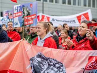 Die IG Metall Küste erhöht mit Warnstreiks den Druck auf die Arbeitgeber im aktuellen Tarifkonflikt.