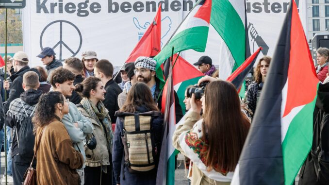 Mehr als 400 Teilnehmer kamen laut Polizei zu einer Pro-Palästina-Demonstration in Hamburg.  