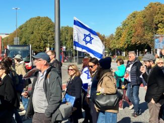 Hunderte Menschen demonstrieren für die Freilassung der von der Hamas in Gaza festgehaltenen Geiseln.