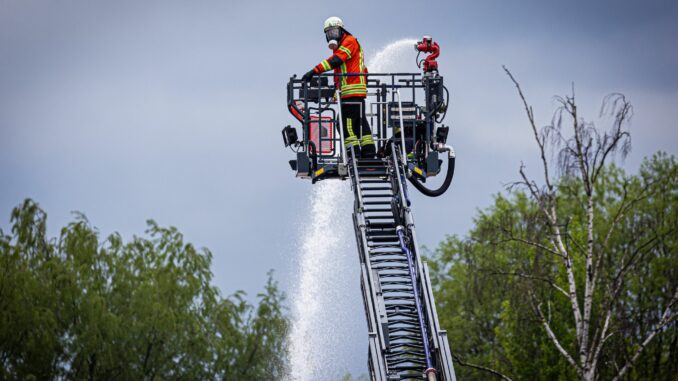 Zwei Kieler Feuerwehrleute sind bei einer Fortbildung schwer verletzt worden. (Symbolbild)