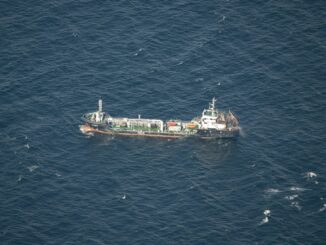 Das Tankschiff soll in den Rostocker Hafen geschleppt werden.