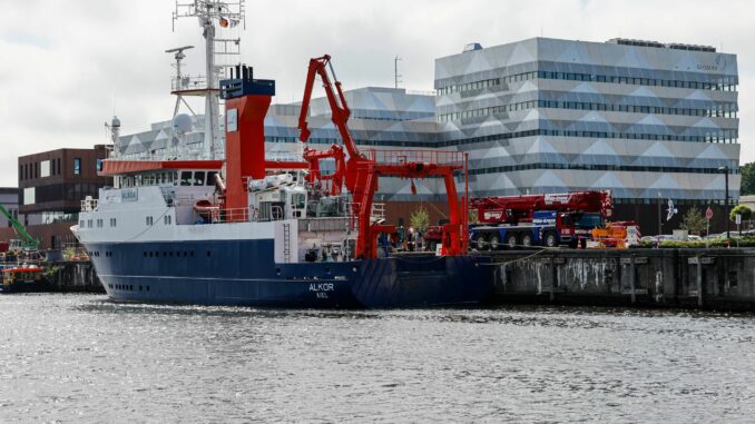 Das Forschungsschiff «Alkor» des Geomar-Instituts soll die Auswirkungen der Bergung der Munitionsaltlasten in der Ostsee auf die Umwelt untersuchen. (Archivbild)