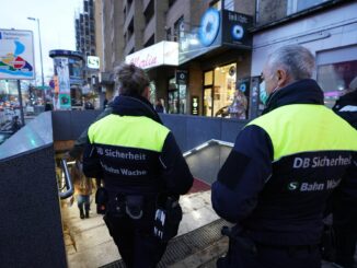 Ein 44-Jähriger hat sich bei einem Treppensturz in der S-Bahnstation Reeperbahn lebensbedrohlich verletzt. Nun stellte sich heraus: Der Mann hatte 2,8 Promille Alkohol im Blut. (Archivbild)