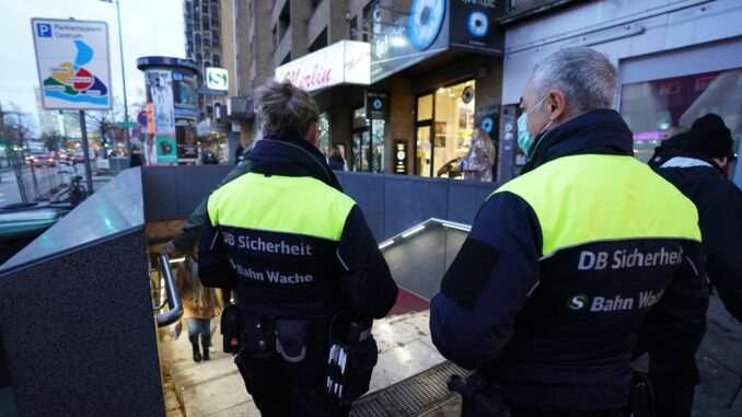 Ein 44-Jähriger hat sich bei einem Treppensturz in der S-Bahnstation Reeperbahn lebensbedrohlich verletzt. Nun stellte sich heraus: Der Mann hatte 2,8 Promille Alkohol im Blut. (Archivbild)