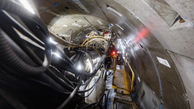 Im Dezember 2024 soll die Tunnelbohrmaschine den Zielschacht im Hamburger Hindenburgpark am nördlichen Elbufer erreicht haben.