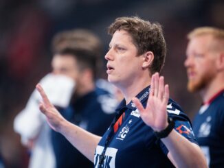 Trainer Nicolej Krickau und die Flensburger Handballer spielten beim VfL Gummersbach.